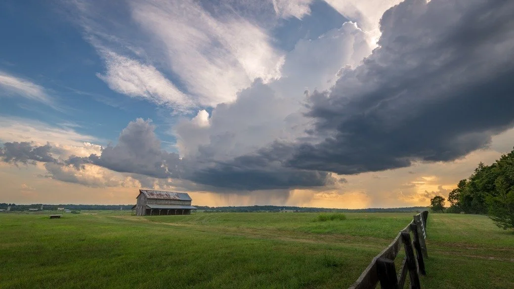 Photograph of cumulonimbus calvus praecipitatio clouds