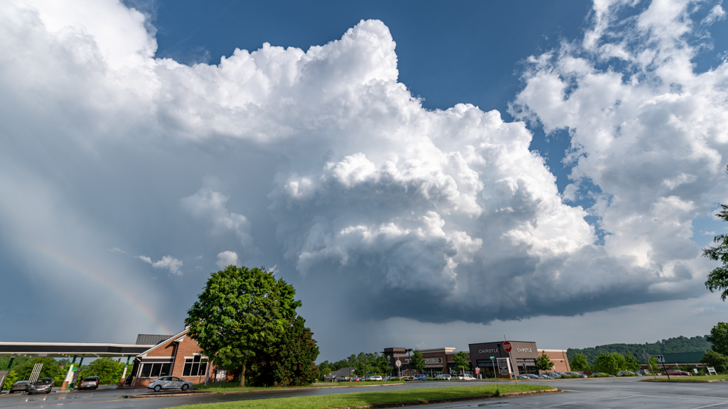 A photograph of a cumulonimbus calvus praecipitatio cloud (Cb cal pra) over a shopping center